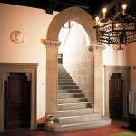 portal y escalera realizados en Pietra Serena